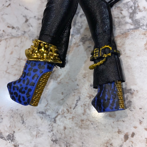 LOL Surprise OMG Remix Super Surprise Doll Ferocious/ Rock Band - Picture 7 of 9